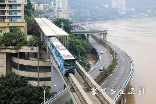 洪峰過境重慶 磁器口與洪崖洞變澤國，南濱路沖鋒舟穿梭
